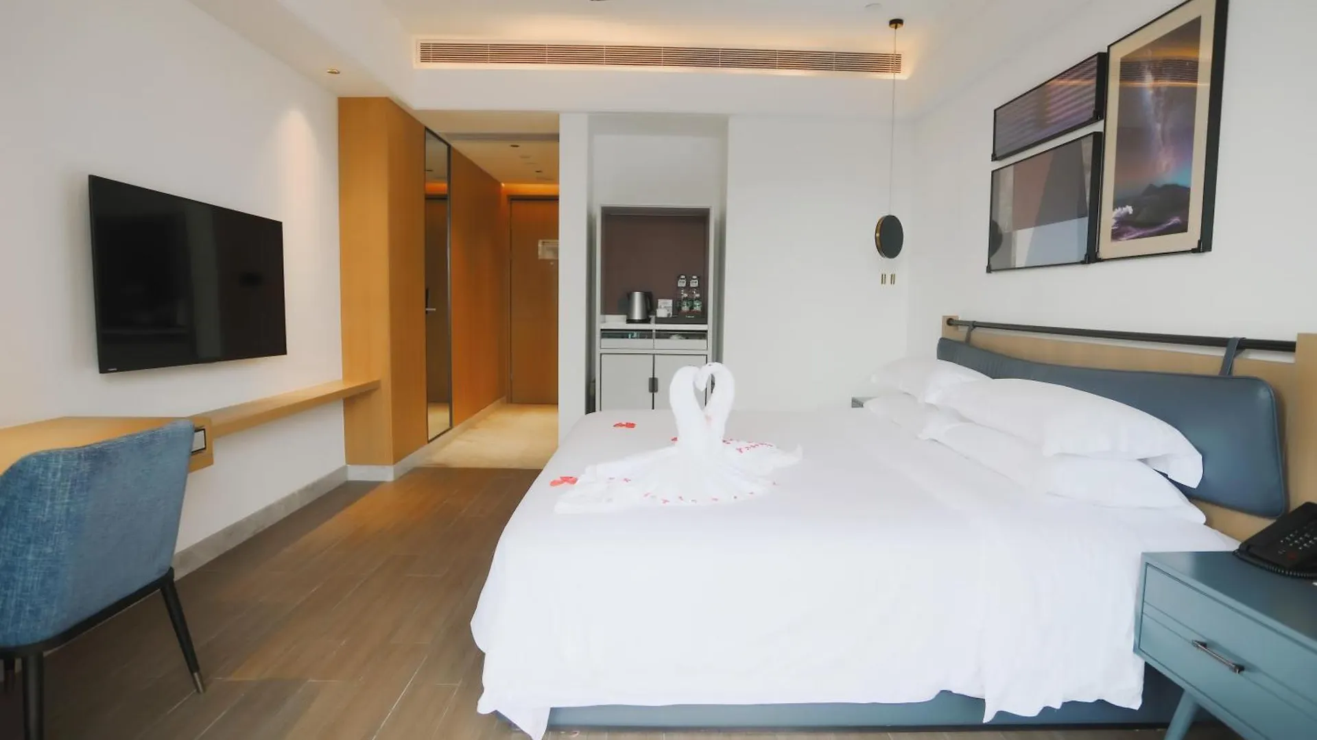 Sanya Golden Phoenix Seaview Hotel 5*,