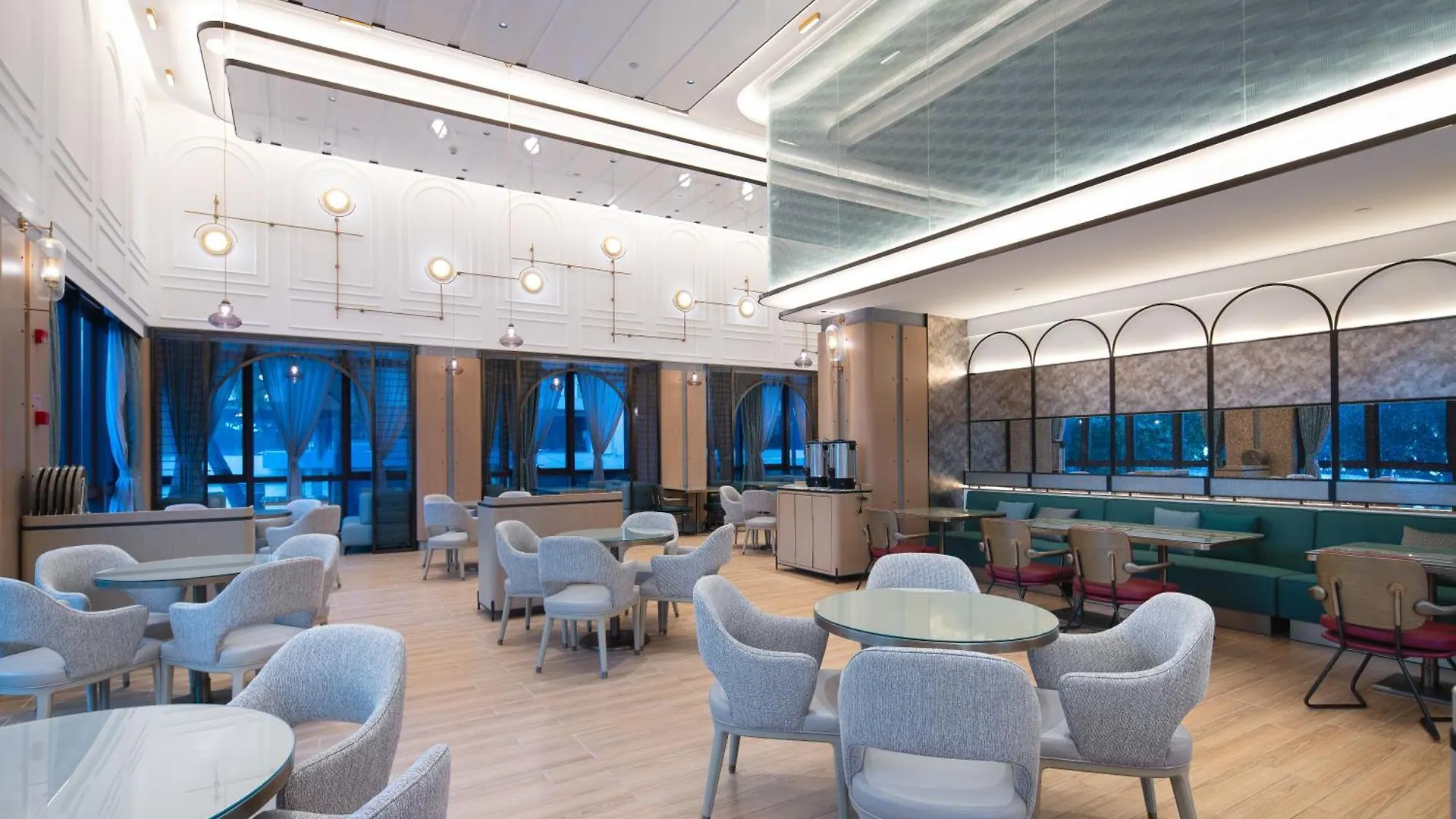 Sanya Golden Phoenix Seaview Hotel 5*,