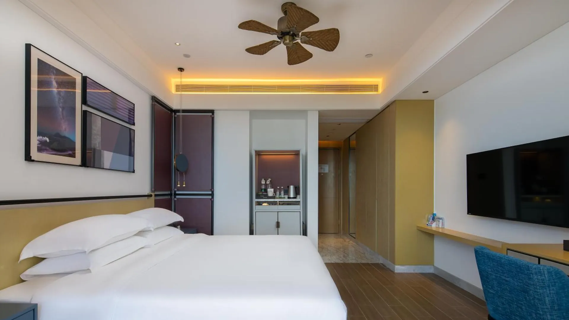 Sanya Golden Phoenix Seaview Hotel 5*,